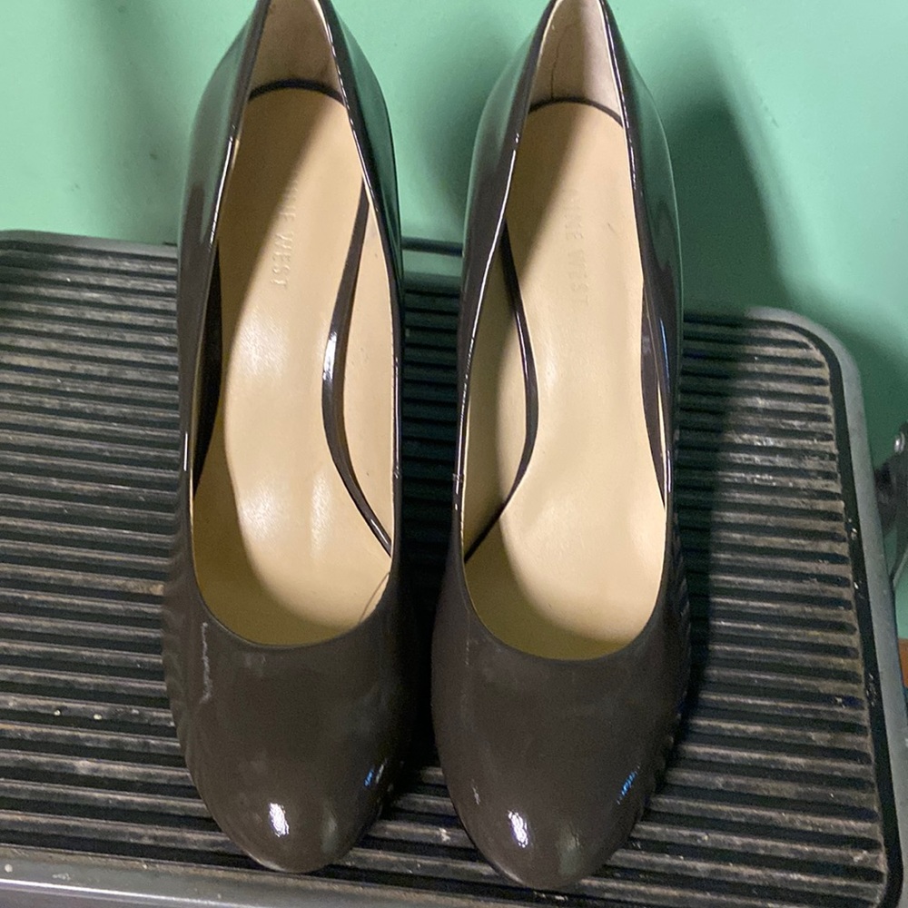 Nine West NWCaress dark gray patent leather heels size 9 Med w/original box.